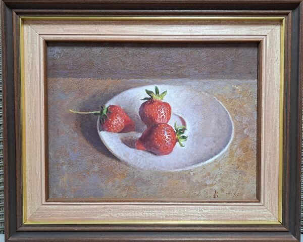 Umetnička slika Tri jagode slikar Vasa Dolovački - tehnika ulje na platnu - format slike sa ramom 43x53 cm - bez rama 30x40 cm - Cena umetničke slike 82600 dinara - izgled slike sa ramom