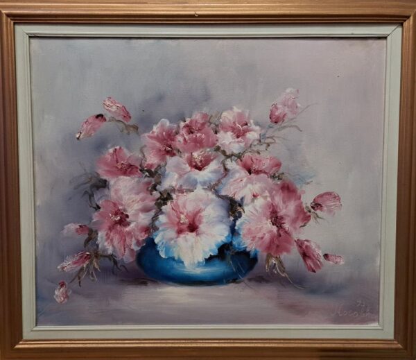 Umetnička slika Vaza sa cvećem slikarka Kosovka Marinković - tehnika ulje na platnu - format slike sa ramom 65x77 cm - bez rama 54x65 cm - Cena umetničke slike 53100 dinara - izgled slike sa ramom