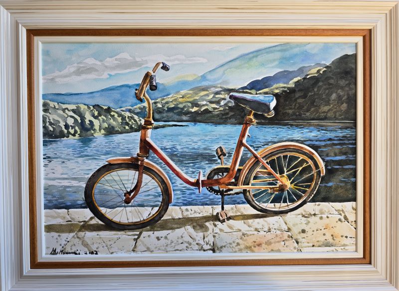 Umetnička slika Bicikl II slikar Momo Macanović, tehnika slikanja akvarel kaširan na lepenci – format slike sa ramom 51 × 69 cm, bez rama 38 × 56 cm – cena umetničke slike 35.400 dinara – izgled slike sa ramom.