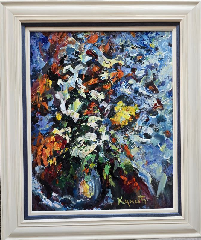 Umetnička slika Cveće 1 – slikar Dragan Kunić – tehnika slikanja ulje na platnu – format slike bez rama 50×40 cm, sa ramom 65×55 cm – cena umetničke slike 25.960 dinara – luksuzno uramljena – sertifikat – izgled slike sa ramom