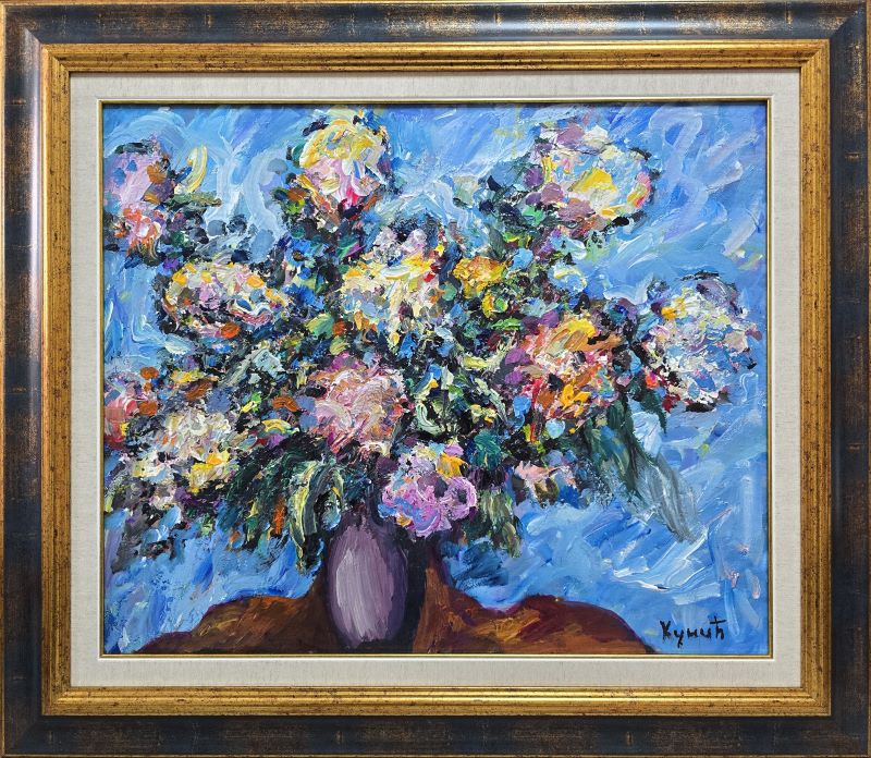 Umetnička slika Vaza sa cvećem 3 – slikar Dragan Kunić – tehnika slikanja ulje na platnu – format slike bez rama 50×60 cm, sa ramom 69×79 cm – cena umetničke slike 33.040 dinara – luksuzno uramljena – sertifikat – izgled slike sa ramom