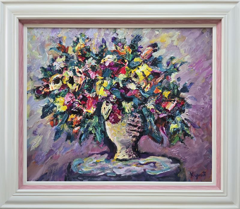 Umetnička slika Vaza sa cvećem 4 – slikar Dragan Kunić – tehnika slikanja ulje na platnu – format slike bez rama 50×60 cm, sa ramom 65×75 cm – cena umetničke slike 33.040 dinara – luksuzno uramljena – sertifikat – izgled slike sa ramom