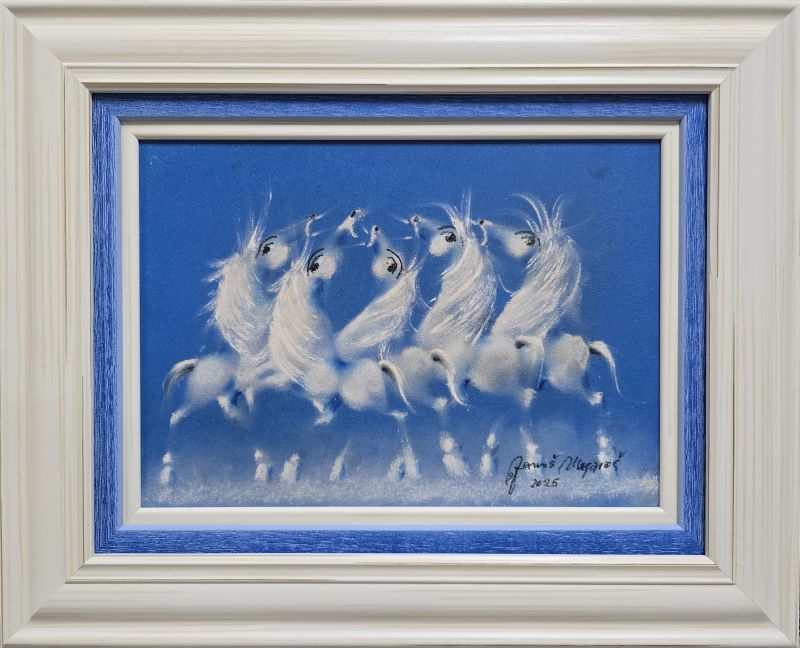 Umetnička slika – slikar Janoš Mešaroš – Plavo-bela igra II – tehnika slikanja: kombinovana tehnika na kaširanom platnu – format slike sa ramom 42×52 cm – bez rama 25×35 cm – Cena umetničke slike: 31.860 dinara – luksuzno uramljena i sa sertifikatom autentičnosti – prikaz izgleda slike sa ramom.