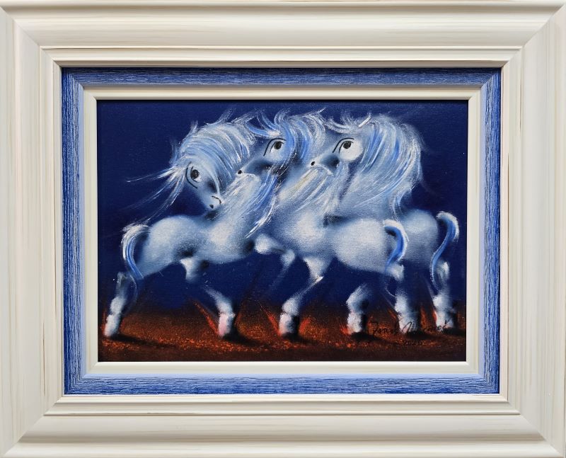Umetnička slika Trio I – slikar Janoš Mesaroš – tehnika slikanja kombinovana lak–pastel – format slike bez rama 25×35 cm, sa ramom 42×52 cm – cena umetničke slike 35.400 dinara – luksuzno uramljena – sertifikat – izgled slike sa ramom