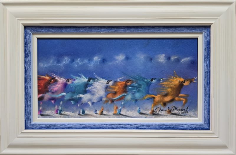 Umetnička slika Trka I – slikar Janoš Mesaroš – tehnika slikanja kombinovana lak–pastel – format slike bez rama 20×40 cm, sa ramom 37×57 cm – cena umetničke slike 37.000 dinara – luksuzno uramljena – sertifikat – izgled slike sa ramom