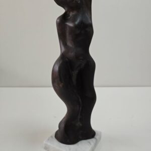 Umetnička skulptura Akt vajar Dušan Rajšić- tehnika patinirana terakota - visina skulpture 33 cm - cena umetničke skulpture 12980 dinara - izgled skulpture sa postamentom