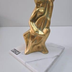 Umetnička skulptura Muzika vajar Dušan Rajšić- tehnika terakota - visina skulpture 27 cm - cena umetničke skulpture 12980 dinara - izgled skulpture sa postamentom