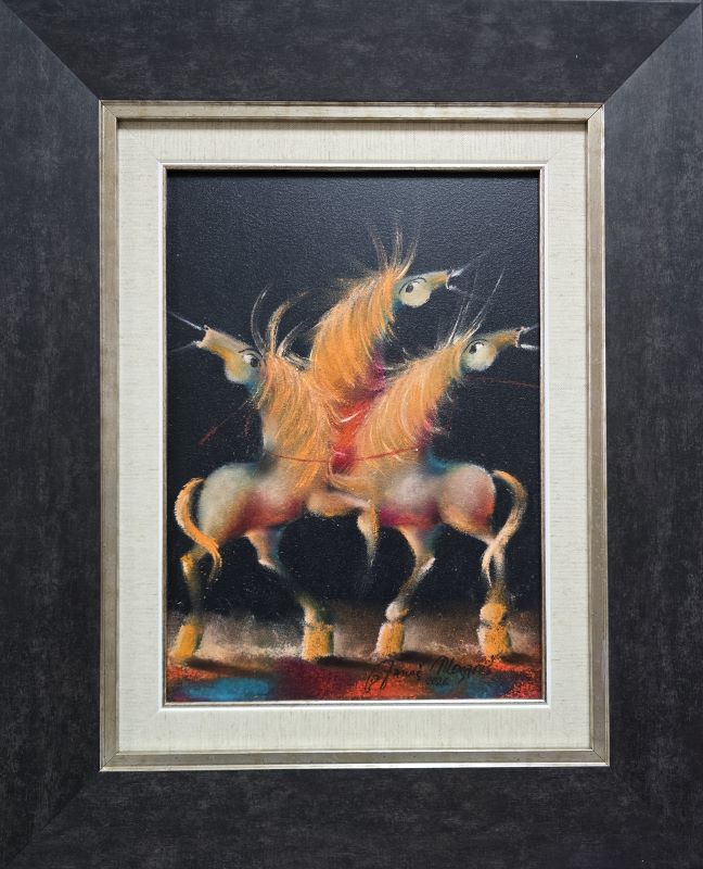 Umetnička slika Tri čuvarkuće V slikar Janoš Mesaroš- tehnika kombinovana tehnika lak pastel - veličina slike bez rama 35x25 cm - sa ramom 54x44 cm - cena umetničke slike 35400 dinara - izgled slike sa ramom.