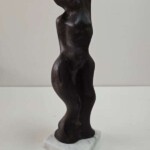 Umetnička skulptura Akt vajar Dušan Rajšić- tehnika patinirana terakota - visina skulpture 33 cm - cena umetničke skulpture 12980 dinara - izgled skulpture sa postamentom